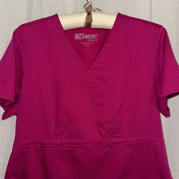 Grey’s Anatomy L V-Neck Short Sleeve Scrub Top in Cosmo Pink - Picture 3 of 12